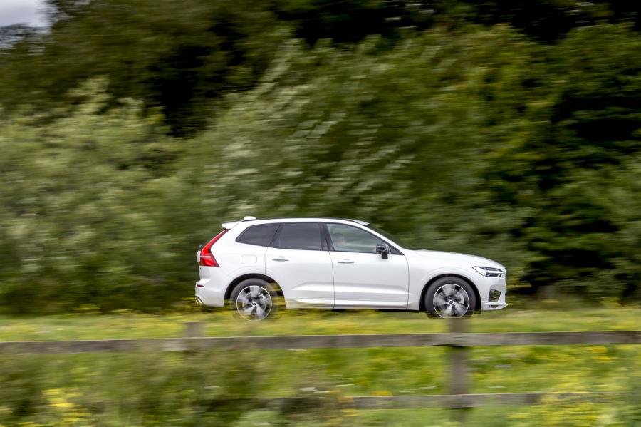  Volvo XC60 B4 R-Design 2019 года  (UK) (фото 25 из 26)